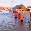 Lực lượng cứu hộ trên đường hỗ trợ người dân bị ngập lụt ở thành phố Orsk. (Nguồn: Bộ Tình trạng khẩn cấp Nga thông/Reuters)
