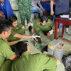 Lực lượng chức năng tỉnh Bến Tre kiểm tra các gói nylon nghi chứa ma túy trôi dạt vào bờ biển. (Ảnh: TTXVN phát)