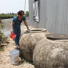Người dân xã Biển Bạch, huyện Thới Bình (Cà Mau) dự trữ nước mưa để phục vụ nhu cầu sinh hoạt. (Ảnh: TTXVN phát)