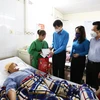 Đại diện Liên đoàn Lao động tỉnh Bắc Ninh và UBND huyện Tiên Du thăm nạn nhân điều trị tại Bệnh viện Đa khoa tỉnh Bắc Ninh. (Ảnh: Thái Hùng/TTXVN)