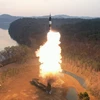 Ngày 2/4/2024, Nhà lãnh đạo Triều Tiên Kim Jong-un đã chỉ đạo việc phóng thử tên lửa tầm trung thế hệ mới Hwasongpho-16B, có sử dụng nhiên liệu rắn và trang bị đầu đạn siêu vượt âm mới phát triển gần đây. (Ảnh: KCNA/TTXVN)