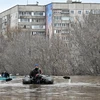 Lực lượng cứu hộ sơ tán người dân tại khu vực ngập lụt do vỡ đập ở thành phố Orsk, vùng Orenburg, Nga ngày 8/4/2024. (Ảnh: AFP/TTXVN)
