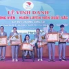 Trao Bằng khen của Thủ tướng Chính phủ cho 6 vận động viên có thành tích thi đấu xuất sắc tại Đại hội thể thao người khuyết tật Châu Á lần thứ 4 tại Hàng Châu, Trung Quốc. (Ảnh: Minh Quyết/TTXVN)