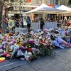 Người dân Australia đặt hoa bên ngoài Trung tâm thương mại Westfield Bondi Junction để tưởng nhớ các nạn nhân trong vụ tấn công bằng dao chiều 13/4. (Ảnh: Thanh Tú/TTXVN) 