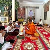 Hoạt động cúng dường chư tăng và nghe giảng pháp tại chùa Chrouy Ampil (xã Kbal Koh, quận Chbar Ompov, thủ đô Phnom Penh). Ảnh: Hoàng Minh/TTXVN)