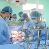Êkip bác sỹ Bệnh viện Trung ương Huế (phải) chỉ đạo thực hiện ca ghép tạng “xuyên Việt” từ người cho chết não tại Bệnh viện Việt Nam-Thuỵ Điển ở Uông Bí, Quảng Ninh. (Ảnh: TTXVN phát)