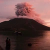 Núi lửa Ruang ở Sitaro, tỉnh Bắc Sulawesi (Indonesia) phun trào ngày 19/4/2024. (Ảnh: AFP/TTXVN)