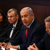 Thủ tướng Israel Benjamin Netanyahu (thứ 2 phải) chủ trì phiên họp nội các ở Jerusalem. (Ảnh: AFP/TTXVN)