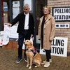 Thị trưởng London Sadiq Khan và vợ Saadiya Khan đứng bên ngoài khu vực bỏ phiếu trong cuộc bầu cử địa phương ở London, Anh ngày 2/5. (Nguồn: Reuters)