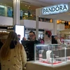 Vòng đeo tay gắn các hạt trang trí (charm) chiếm khoảng 60-70% doanh thu của Pandora. (Nguồn: Bloomberg)