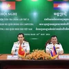 Chuẩn Đô đốc Nguyễn Hữu Thoan (bên trái) và Phó Đô đốc Mey Dina đồng chủ trì hội nghị rút kinh nghiệm tuần tra chung lần thứ 33. (Ảnh: Hoàng Minh/TTXVN)