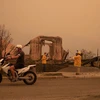 Các nhà báo đưa tin về hậu quả của đám cháy rừng lan vào khu Skyhawk ở Santa Rosa, California, Mỹ ngày 28/9/2020. (Nguồn: Reuters)