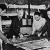 Cuối năm 1953, tại Việt Bắc, Chủ tịch Hồ Chí Minh và các đồng chí lãnh đạo Đảng quyết định mở chiến dịch Điện Biên Phủ, với quyết tâm tiêu diệt tập đoàn cứ điểm mạnh nhất của Pháp tại Điện Biên Phủ. (Ảnh: Tư liệu TTXVN)