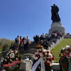 Dòng người xếp hàng lên đặt hoa trên Tượng đài “Người lính giải phóng” tại Đài tưởng niệm lớn nhất ở Berlin trong Công viên Treptower. (Ảnh: Phương Hoa/TTXVN)