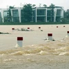 Nước lũ trên sông Hương vào tháng 10/2023 đạt trên báo động 2 khiến khu vực đập đá ở thành phố Huế bị ngập sâu, nước chảy xiết. (Ảnh: Đỗ Trưởng/TTXVN)