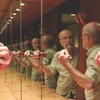 Hiệu ứng hình ảnh vô cực khi hai tấm gương đặt đối diện nhau. (Nguồn: BBC)