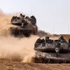 Xe quân sự Israel di chuyển gần khu vực biên giới với Dải Gaza, ngày 13/5/2024. (Ảnh: AFP/TTXVN)