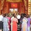 Rất đông bà con người Việt ở nhiều tỉnh thành tại Lào đã đến dâng hương, hoa tưởng niệm, bày tỏ lòng biết ơn vô hạn và kính trọng sâu sắc đối với Chủ tịch Hồ Chí Minh tại sự kiện. (Ảnh: Phạm Kiên/TTXVN)