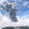Cột tro bụi phun lên từ miệng núi lửa Ibu ở tỉnh Bắc Maluku, Indonesia, ngày 8/5/2024. (Ảnh: AFP/TTXVN)