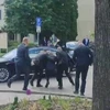 (Hình ảnh trích từ video) Nhân viên an ninh hỗ trợ Thủ tướng Slovakia Robert Fico (giữa) sau khi ông bị bắn trong một âm mưu ám sát ở Handlova, ngày 15/5/2024. (Ảnh: AFP/TTXVN)