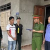 Cơ quan công an đọc lệnh bắt bị can Nguyễn Văn Trung. Ảnh: Viện kiểm sát nhân dân tỉnh Bình Thuận)