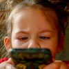 Trẻ em xem điện thoại trong khi ăn sẽ tăng nguy cơ bị béo phì, thừa cân. (Ảnh: Pixabay)