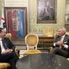 Đại sứ Việt Nam tại Italy Dương Hải Hưng trao đổi với ông Giuseppe De Matteis, Thủ hiến Cagliari. (Ảnh: TTXVN phát)
