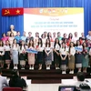 Đại diện gia đình Việt và các sinh viên Lào, Campuchia tham gia chương trình. (Ảnh: Xuân Khu/TTXVN)