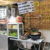 Một điểm bán thức ăn đường phố trên địa bàn Quận 3, Thành phố Hồ Chí Minh. (Ảnh: Đinh Hằng/TTXVN)