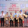 Ban tổ chức tri ân những đóng góp của các tác giả đối với Tủ sách Di sản Hồ Chí Minh. (Ảnh: Thu Hương/TTXVN)