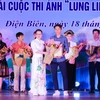 Ban Tổ chức trao giải Nhất cho tác giả Trịnh Xuân Tư, phóng viên cơ quan thường trú TTXVN tại tỉnh Điện Biên. (Ảnh: Phan Quân/TTXVN)