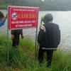 Cắm biển cảnh báo tại tất cả các hồ thủy điện, thủy lợi và ao hồ trên địa bàn huyện Di Linh, Lâm Đồng. (Ảnh: TTXVN phát)