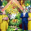 Thủ tướng Phạm Minh Chính chúc mừng các chư Tôn giáo phẩm Giáo hội Phật giáo Việt Nam nhân dịp Đại lễ Phật đản 2024. (Ảnh: Dương Giang/TTXVN)