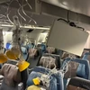 Cảnh tượng bên trong máy bay lúc gặp sự cố nhiễu động không khí. (Nguồn: Straist Times)