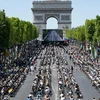 Vào năm 2023, Đại lộ Champs-Elysees của Paris đã biến thành một lớp học khổng lồ với cuộc thi đánh vần. (Nguồn: AFP)