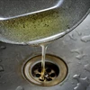 Việc đổ dầu ăn thừa xuống bồn rửa có thể gây nguy hại lớn đến hệ thống thoát nước. (Ảnh: House Digest)