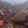 Người dân tìm kiếm nạn nhân tại hiện trường vụ lở đất ở tỉnh Enga, Papua New Guinea ngày 26/5/2024. (Ảnh: AFP/TTXVN)