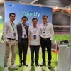 Ông Ngô Tấn Cang (thứ 2 từ trái sang phải), Giám đốc Thiết kế Chiếu sáng Signify Việt Nam, ông Đỗ Hải Đăng (ngoài cùng bên phải), Quản lý Kinh doanh cùng khách hàng tại hội nghị.