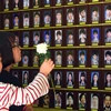 Người dân tưởng niệm các nạn nhân trong vụ chìm phà Sewol, tại Seoul, Hàn Quốc ngày 25/5/2017. (Ảnh: AFP/TTXVN)