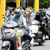 Người dân quấn khăn tránh nắng nóng khi di chuyển trên đường tại Bhopal, Ấn Độ ngày 27/5/2024. (Ảnh: ANI/TTXVN)