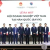 Bộ trưởng Ngoại giao Bùi Thanh Sơn chụp ảnh lưu niệm với các thành viên Ban chấp hành BAViK. (Ảnh: Đức Thắng/TTXVN)
