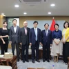 Bộ trưởng Bùi Thanh Sơn chụp ảnh lưu niệm với Hội giao lưu kinh tế, văn hóa Hàn Quốc-Việt Nam (KOVECA). (Ảnh: Đức Thắng/TTXVN)