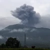 Cột tro bụi phun lên từ miệng núi lửa Marapi, nhìn từ làng Batu Palano, ở Agam, Indonesia, ngày 4/12/2023. (Ảnh: AFP/TTXVN)
