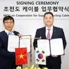 Ông Lee Sang-ho, Giám đốc điều hành LS Eco Energy (phải) và Viện trưởng Viện Năng lượng (IE) Trần Kỳ Phúc chụp ảnh kỷ niệm sau khi ký kết "Thỏa thuận kinh doanh cáp siêu dẫn". (Ảnh: LS Cable & System)