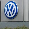 Biểu tượng của hãng sản xuất ôtô Volkswagen bên ngoài cửa hàng bán ôtô ở Woodbridge, bang Virginia, Mỹ. (Nguồn: AFP/TTXVN)