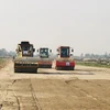 Nhà thầu thi công đường vành đai 4 qua địa bàn huyện Thanh Oai. (Ảnh: Tuyết Mai/TTXVN)