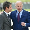 Thủ tướng Pháp Gabriel Attal (trái) đón Tổng thống Mỹ Joe Biden tại sân bay Orly ở Paris, Pháp, ngày 5/6/2024. (Ảnh: AFP/TTXVN)