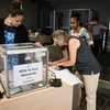 Các cử tri bỏ phiếu bầu cử Nghị viện châu Âu tại một điểm bỏ phiếu ở Dumbea, lãnh thổ New Caledonia của Pháp ở Thái Bình Dương ngày 9/6. (Nguồn: AFP)