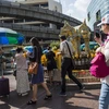 Khách du lịch tham quan đền Erawan ở thủ đô Bangkok, Thái Lan. (Ảnh: AFP/TTXVN)