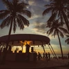 Khách du lịch trải nghiệm không gian âm nhạc trên bãi biển khu du lịch Sunset Sanato, xã Dương Tơ, thành phố Phú Quốc. (Ảnh: TTXVN phát)